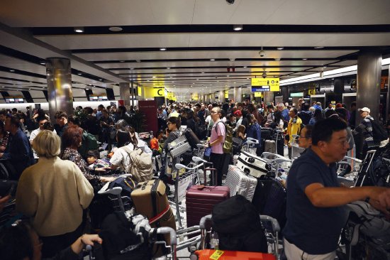 英国航空交通“大瘫痪”余波未平 政府排除网络攻击可能